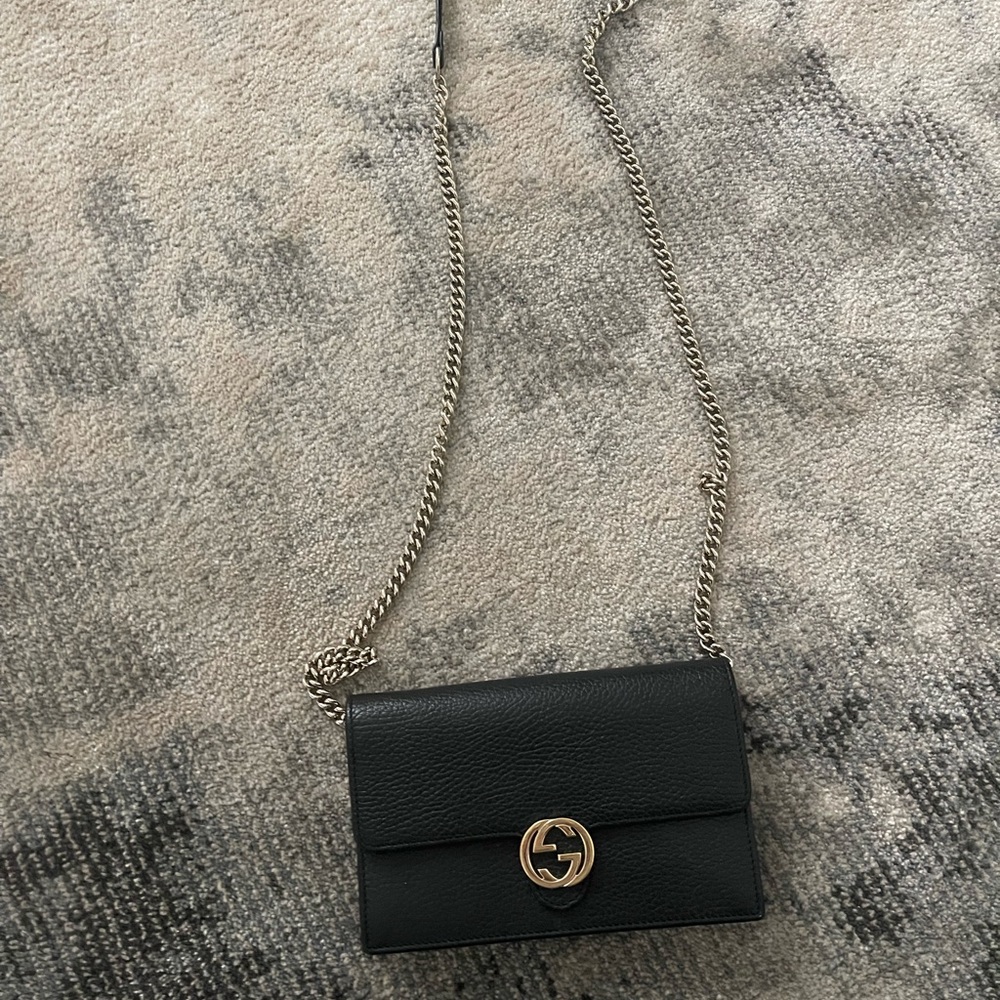 AVAILABLE! Gucci chain bag… color black and silver chain